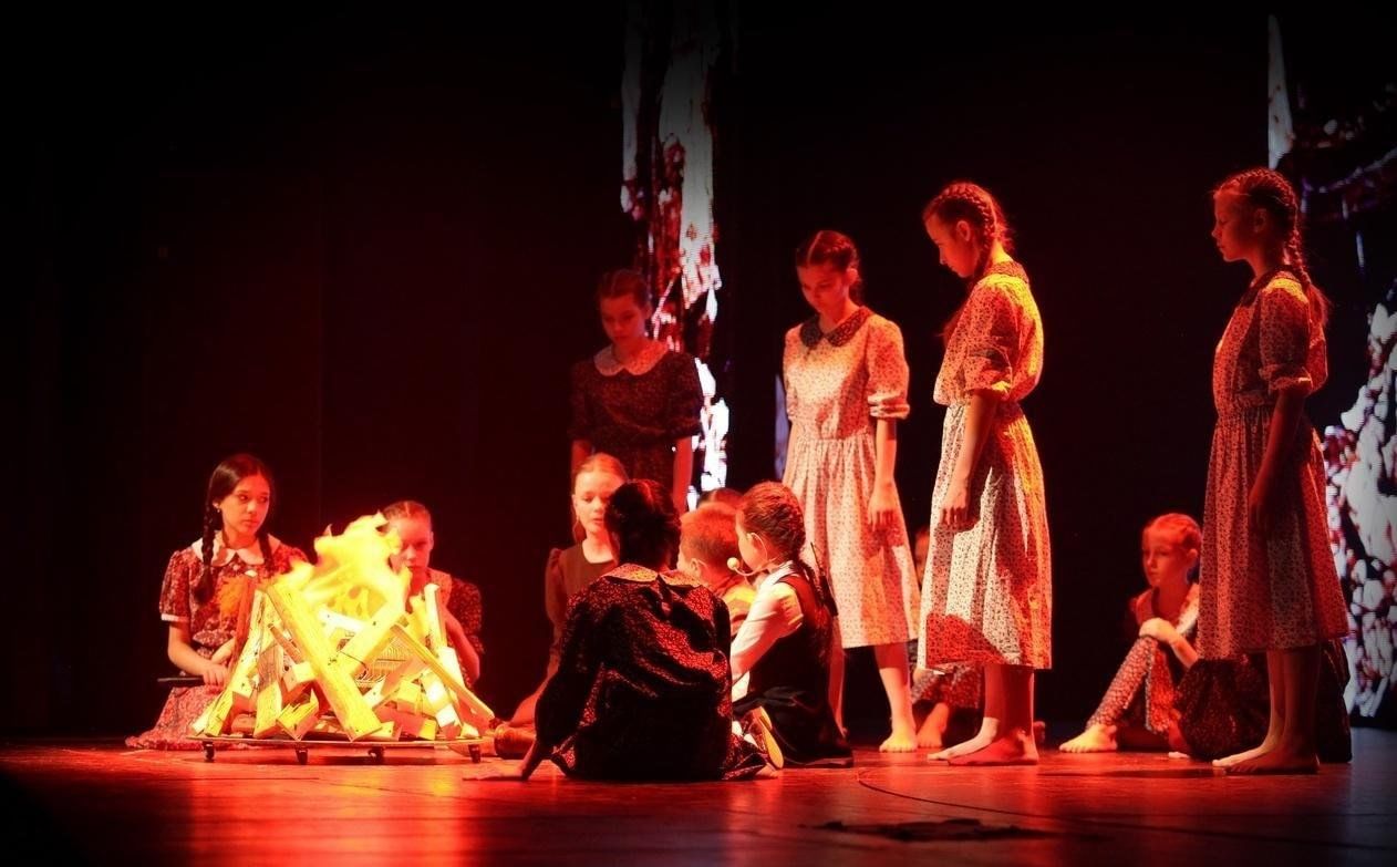 Спектакль на сцене. Утенок фото. Текст пьесы дикий. Сценарий сказки. Как оформить пьесу.