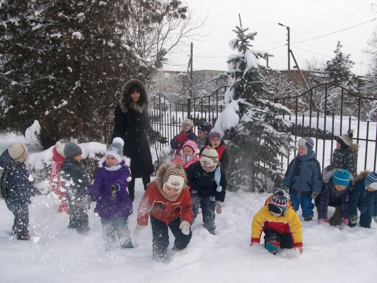 Не позабывшая ребячьих своих забав. Зимние развлечения на улице. Зимние игры для детей. Зимние забавы для детей на улице. Зимние игры для детей на улице.