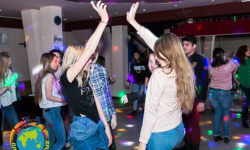 Вечеринка. Школьная дискотека. Комната для дискотеки. Комната для вечеринок. Как устроить дискотеку.