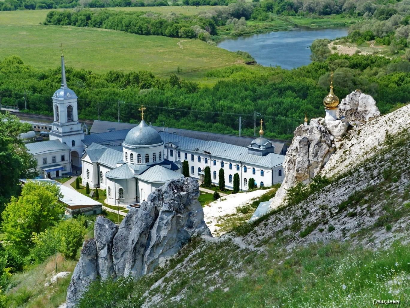 Место возле. Свято-Успенский Дивногорский монастырь. Дивногорский Успенский монастырь. Дивногорский Успенский монастырь Воронежская область. Дивногорский Успенский мужской монастырь.