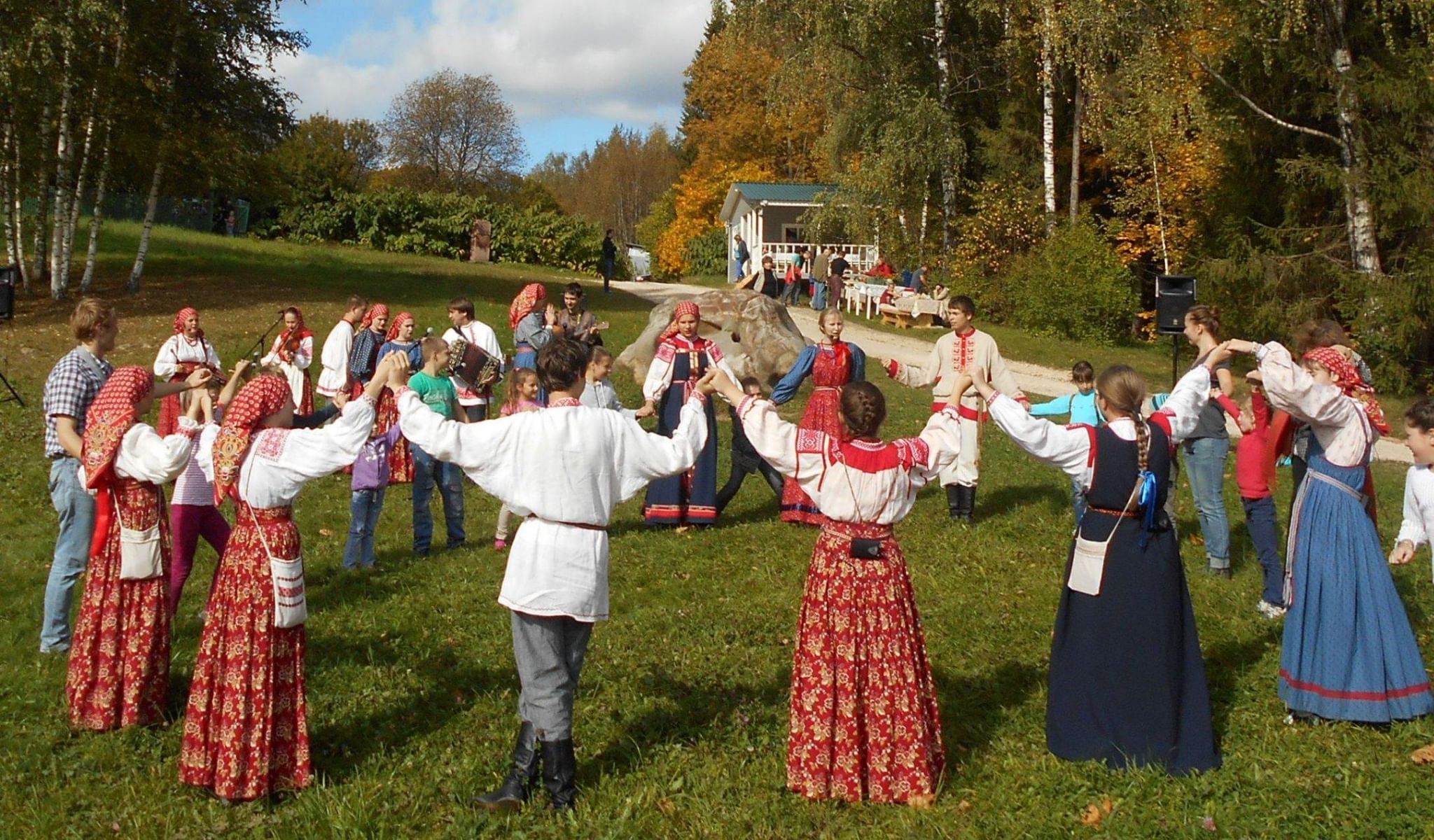 Хоровод лета. Осенины это народный праздник. Осенины праздник урожая на Руси. Праздник Осенины хоровод. Традиции праздника Осенины.