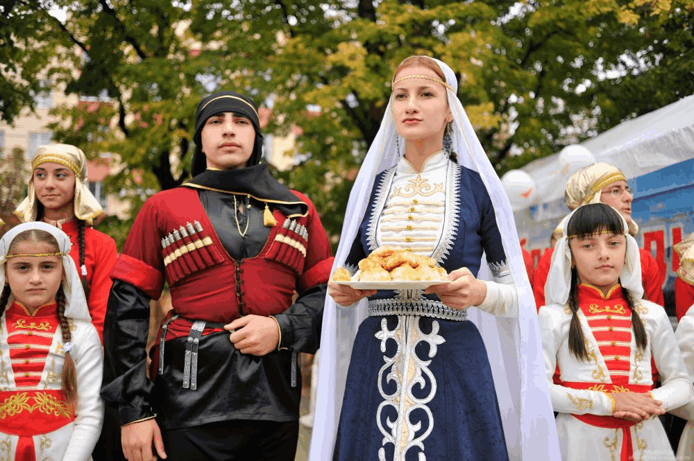 Черкесы какой народ. Гостеприимство у адыгов Адыгея. Народы Северного Кавказа адыгейцы. Традиции Кабардино балкарцев. Адыгейцы Майкоп.