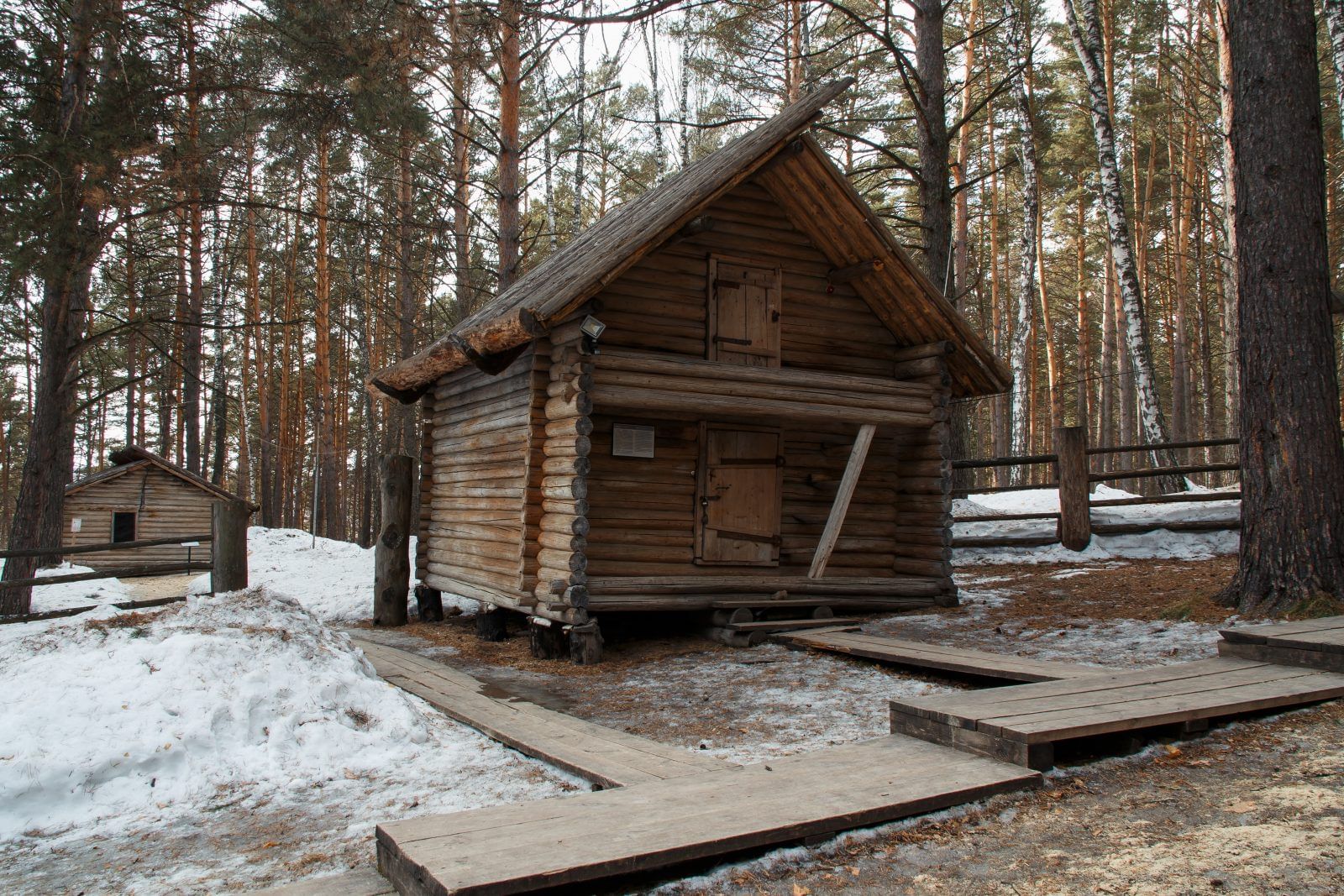 Кезек. Шорский улус кезек Томская писаница. Шорский улус на Томской писанице. Архитектурно-этнографический комплекс «Шорский улус кезек». Томская писаница музей заповедник.