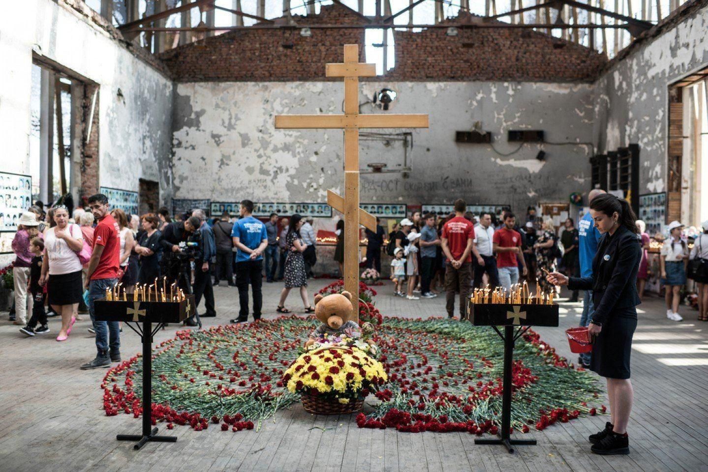 Захват в школе беслане 2004. Захват заложников в Беслане. 1 Сентября 2004 года.. Беслан 1 сентября 2004 теракт в школе.