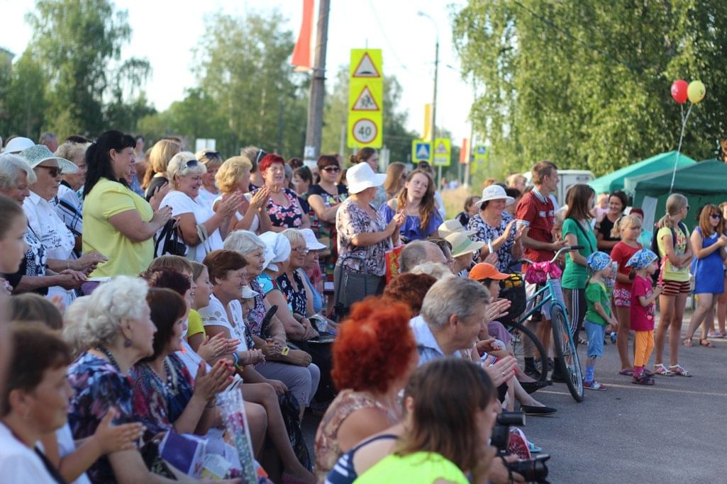 Сентябрь день поселка. День поселка. День поселка Черусти. День поселка игры. ДК Черусти.