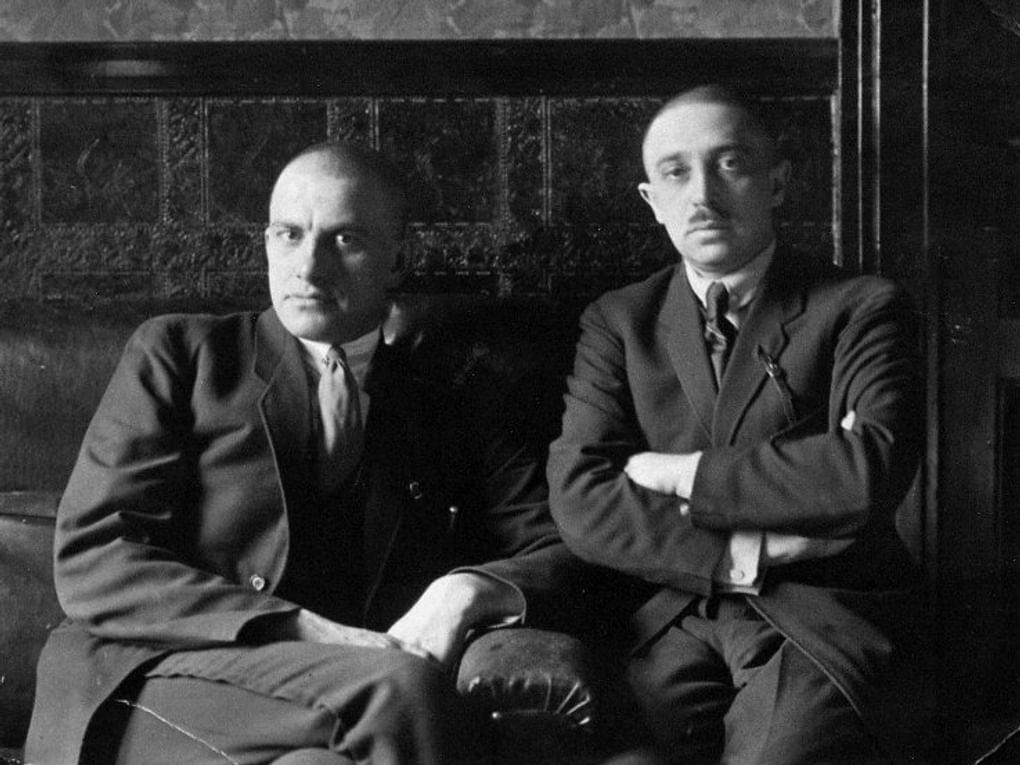 Писатель Осип Брик (справа) и поэт Владимир Маяковский. Берлин, Германия, 1923 год. Фотография: Джон Шраубенц / Государственный музей В.В. Маяковского, Москва