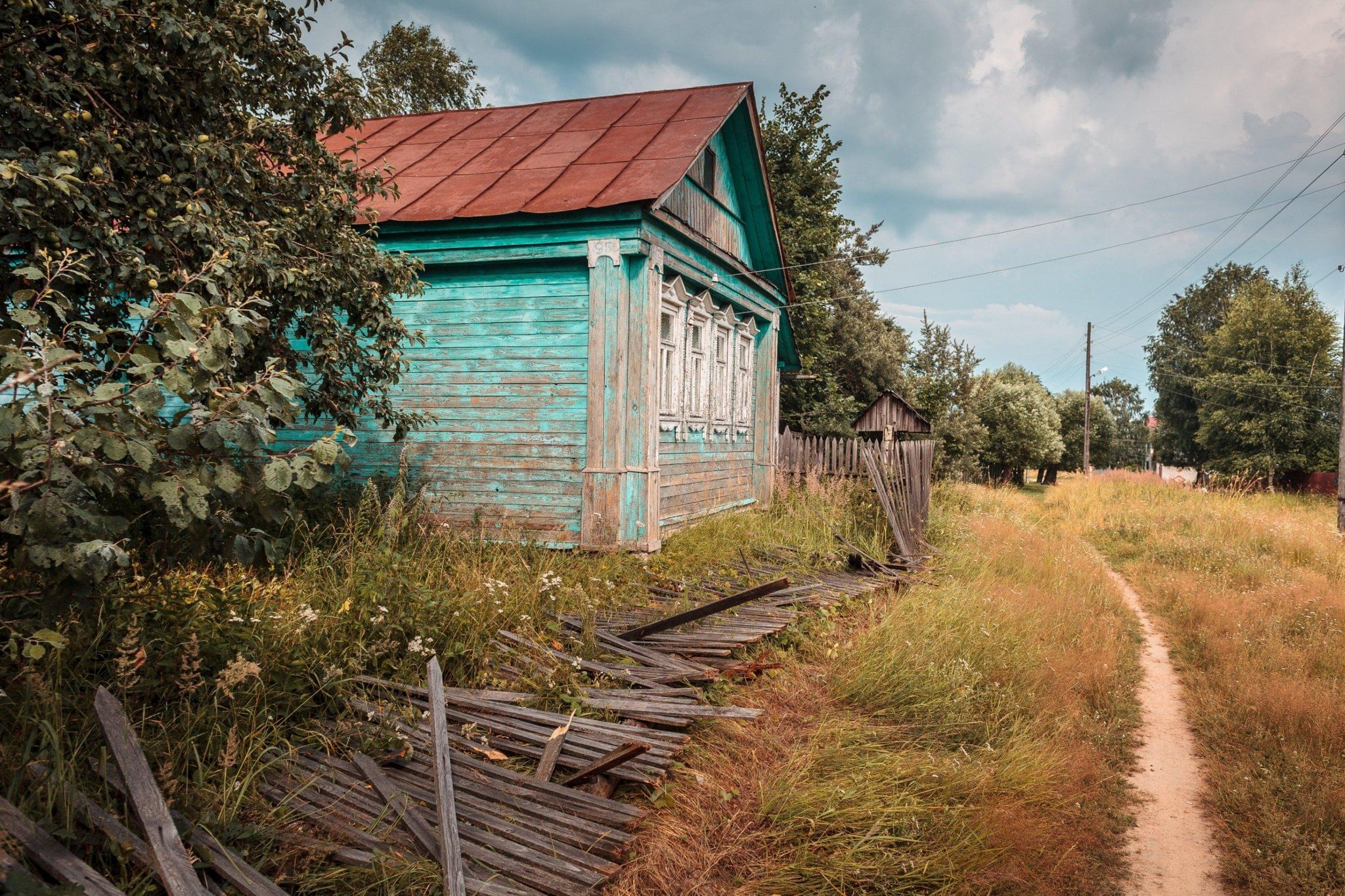 Спасайся в деревне. Деревенские дома. Подмосковье деревня бабайки. Головеньки деревня Подмосковье. Подмосковная деревня Потылиха Мосфильм.