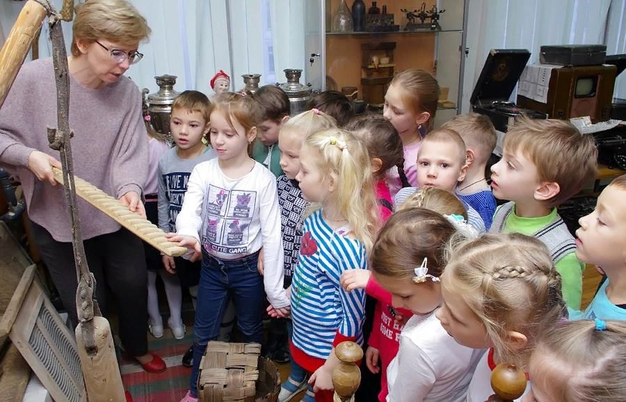 Посещение экскурсии. Экскурсия в музей для дошкольников. Дошкольники в музее. Дети на экскурсии дошкольники. Экскурсия в музей дошкольного возраста.