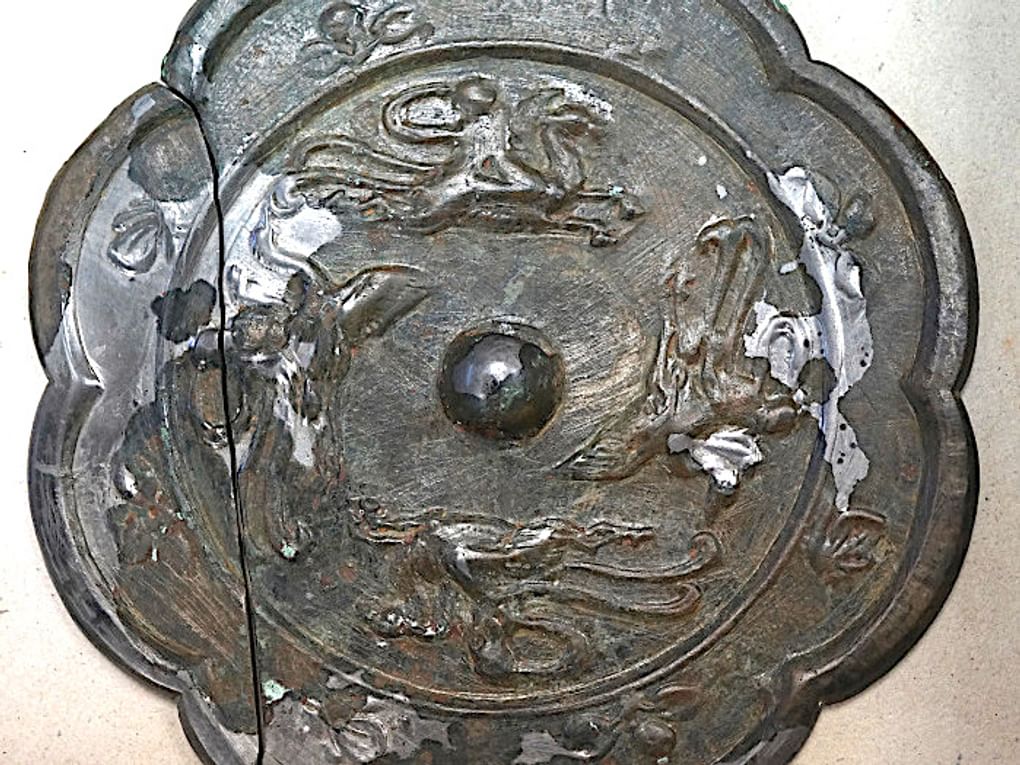 Бронзовое китайское зеркало с изображениями всадников на крылатых конях и птицах. VIII–IX века н.э. Фотография: Музей археологии и этнографии Алтая Алтайского государственного университета, Барнаул