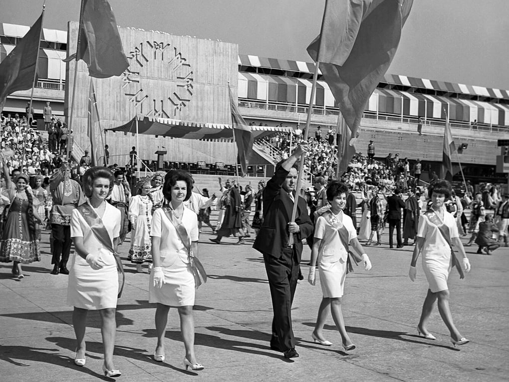 Делегаты из СССР во время выноса Государственного флага СССР на всемирной выставке «Экспо-67» в Монреале, Канада. 1967. Фотография: Александр Батанов / ТАСС