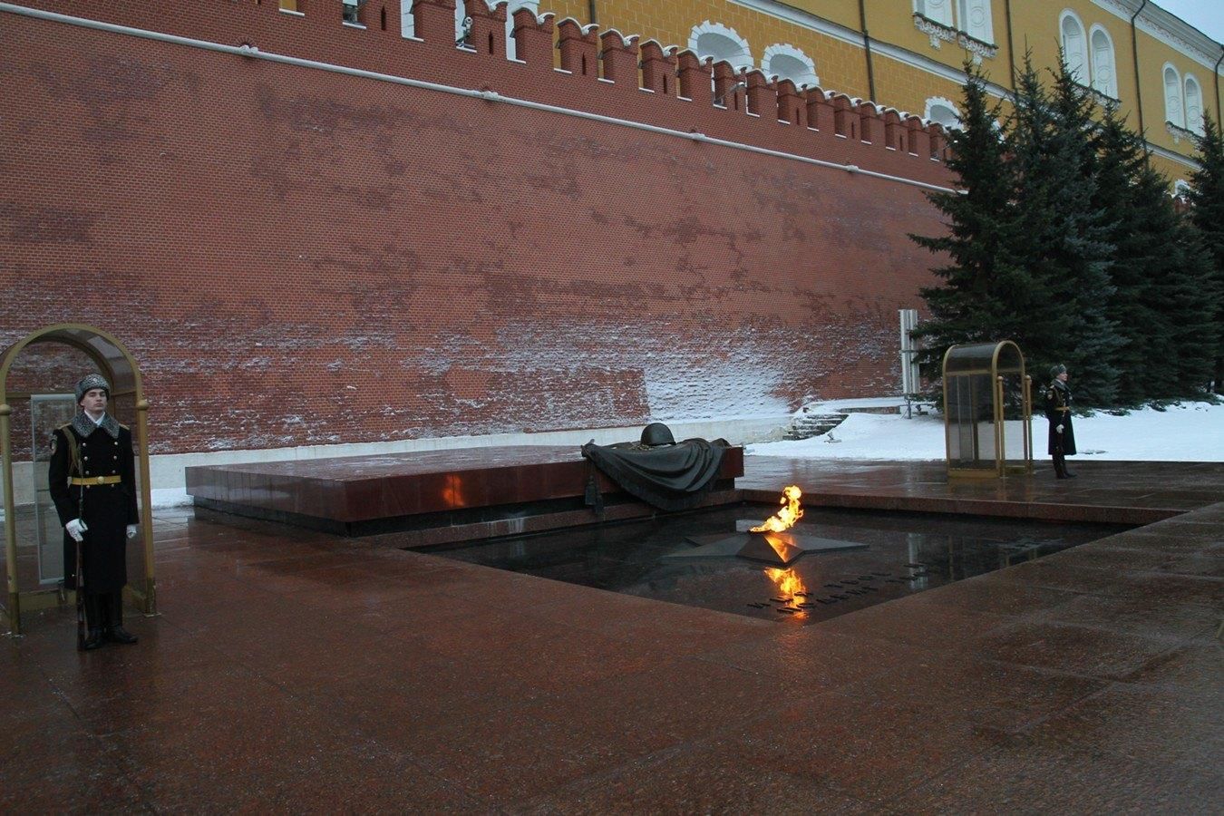 Вечное фото. Александровский сад Москва могила неизвестного солдата. Александровский сад Москва вечный огонь. Вечный огонь в Александровском саду в Москве. Александровский сад Москва вечный огонь неизвестному солдату.