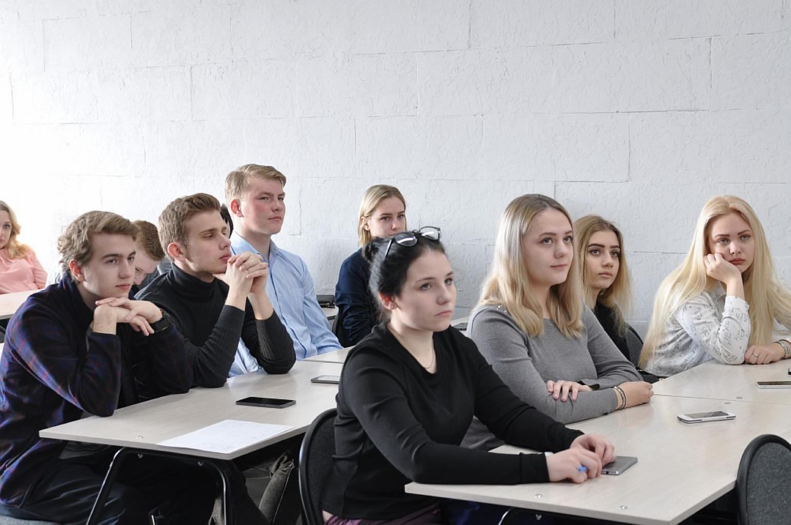 Собрание в школе. Собрание старшеклассников. Урок в старших классах. Урок в старшем классе.