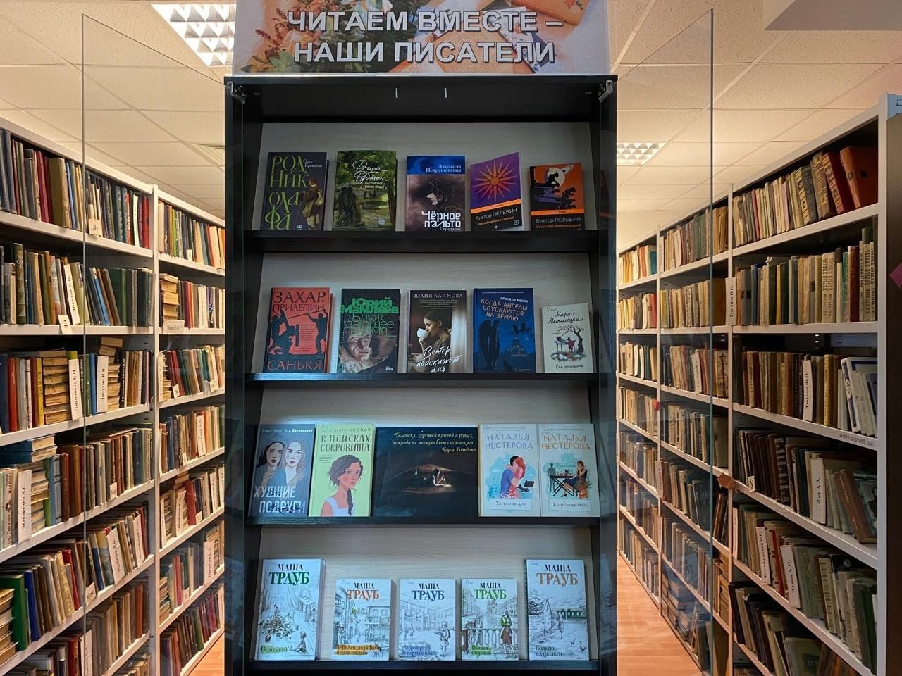 Книжные саранск. Книжная выставка Пушкину в библиотеке. Книжная выставка ко Дню Пушкина. Пушкин выставка в библиотеке.