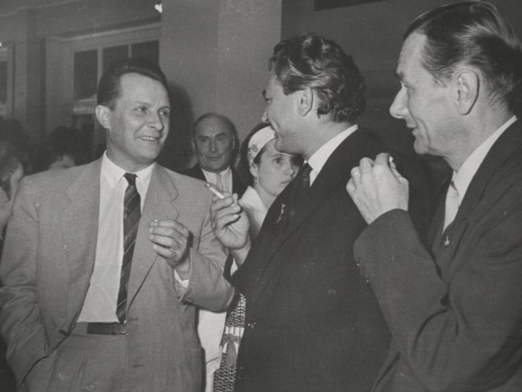 Актер Евгений Самойлов (слева) и Сергей Бондарчук (второй справа). 1960-е. Москва. Фотография: Павел Маныч / Мультимедиа арт музей, Москва