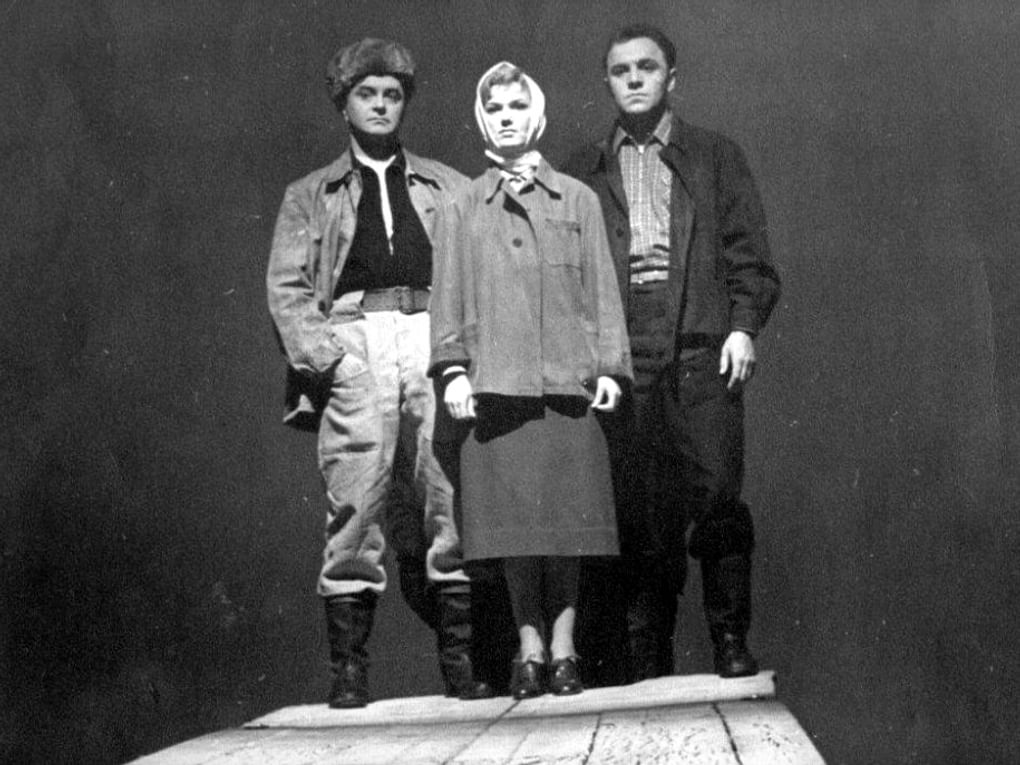 Сцена из спектакля Евгения Симонова «Иркутская история». Театр имени Евгения Вахтангова, Москва. Фотография: <a href="https://vakhtangov.ru/show/irkutskaya/" target="_blank">vakhtangov.ru</a>