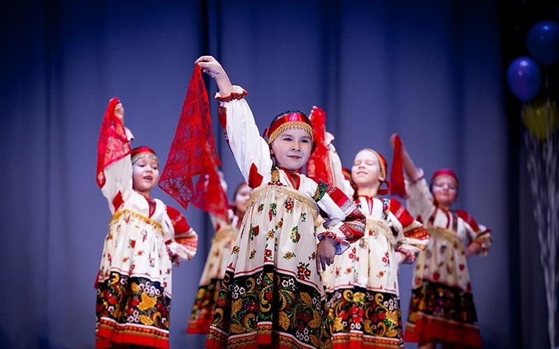 Русские народные танцы для детей. Платочек для русского народного танца. Руссконродные танцы в ДОУ. Танец с платками русский народный. Хоровод с платками.