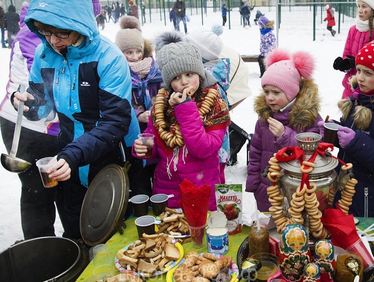 Сегодня в школе масленица. Масленица в школе. Масленица в детском саду. Праздник Масленица в школе. Ярмарка на Масленицу в детском саду.