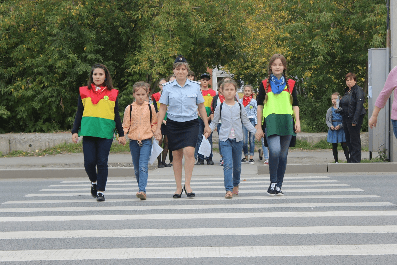 Провожу в школу. Дети переходят дорогу. Дорога в школу для детей. Сотрудники ГИБДД В школе. Школа у дороги.