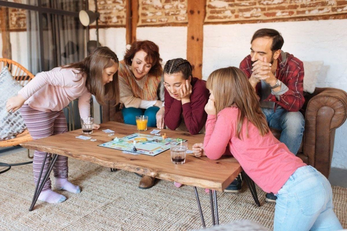 Семья играет в настольные игры. Настольная игра «о семье». Посиделки с друзьями. Люди играющие в настольные игры.