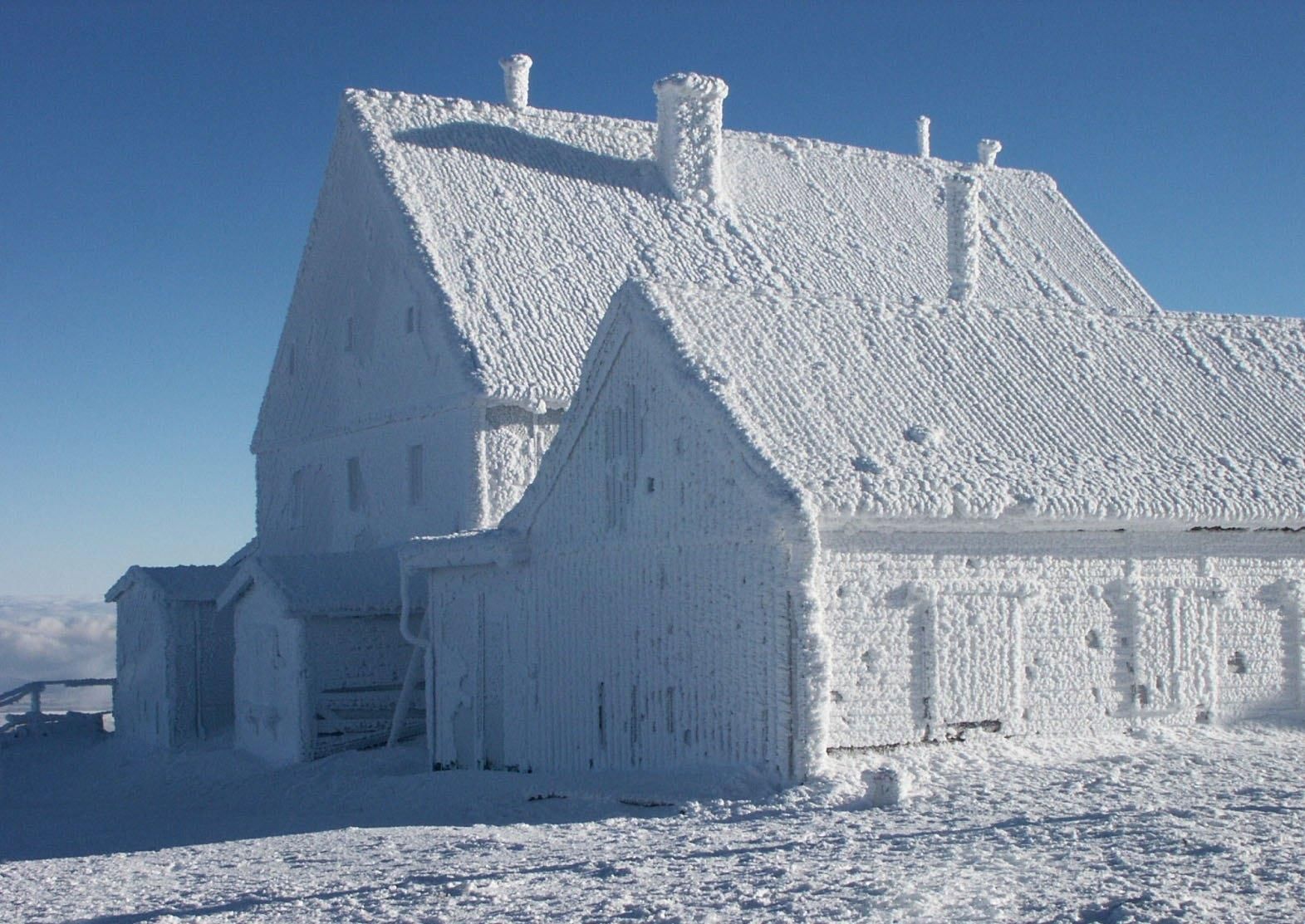 Снежка домики. Заснеженный дом. Дом из снега. Домик из снега. Снежный домик.