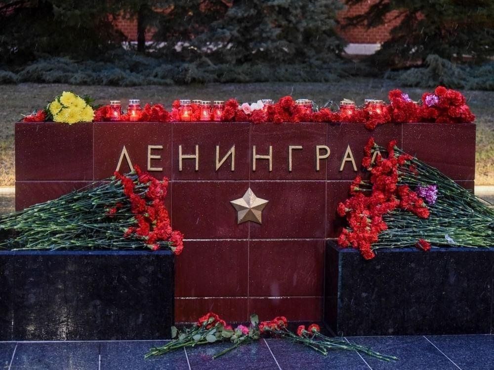 Города герои блокадного ленинграда. Город-герой Ленинград памятник мемориал. Город герой ленинградпамятни. Ленинград город герой памятники ВОВ. Мем город герой Ленинград.