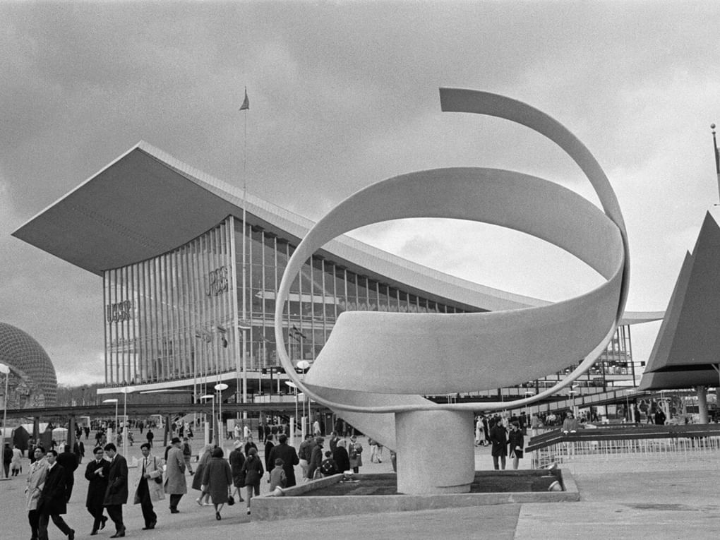 Скульптура, символизирующая бумажную промышленность Канады, и павильон СССР (на втором плане) на всемирной выставке «Экспо-67» в Монреале, Канада. 1967. Фотография: Евгений Кассин / ТАСС