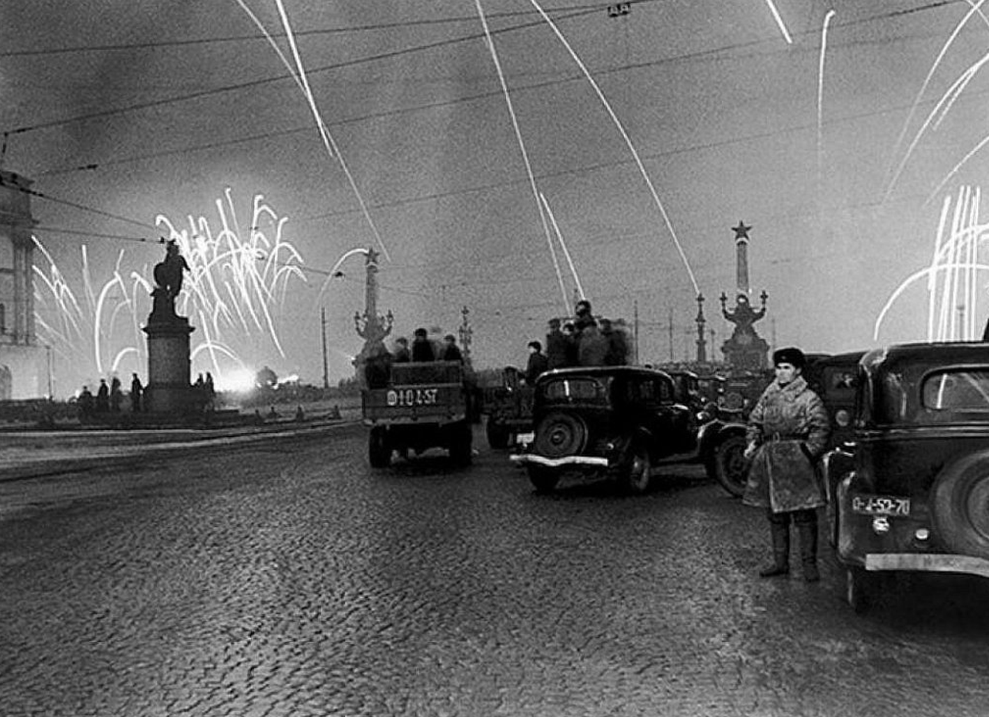Блокада победа. Освобождение Ленинграда 27 января 1944. Салют снятия блокады Ленинграда 1944. Блокада Ленинграда освобождение 27 января салют. Салют в Ленинграде 27 января 1944 года.