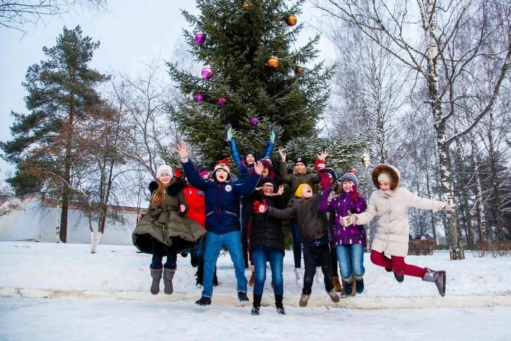 Новогодние каникулы у школьников. Зимний детский лагерь. Зимний лагерь для детей. Детский лагерь зимой. Новогодний детский лагерь.