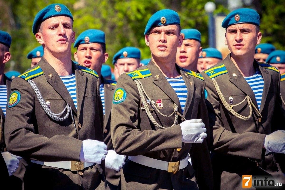 Фото парадной формы вдв. Воздушно-десантные войска (ВДВ). Форма десантника ВДВ. Береты ВДВ РВВДКУ.