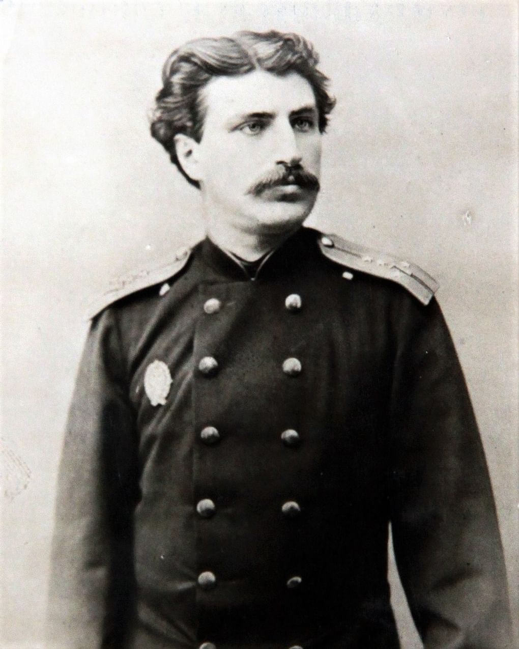 Николай Михайлович Пржевальский в 1860 году. Фотография: <a href="https://commons.wikimedia.org/w/index.php?curid=36719319" target="_blank" rel="noopener">Wikimedia Commons</a> / <a href="https://creativecommons.org/publicdomain/mark/1.0/deed.ru" target="_blank" rel="noopener">Public Domain</a>
