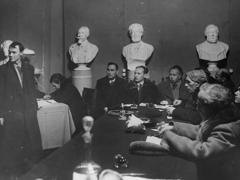 Заседание ученого совета. Защита. Ленинград, 1941 год. Фотография: <a href="https://artsacademy.ru/additionally/patrioticheskoe-vospitanie/akademiya-khudozhestv-v-gody-vov/" target="_blank" rel="noopener">artsacademy.ru</a>