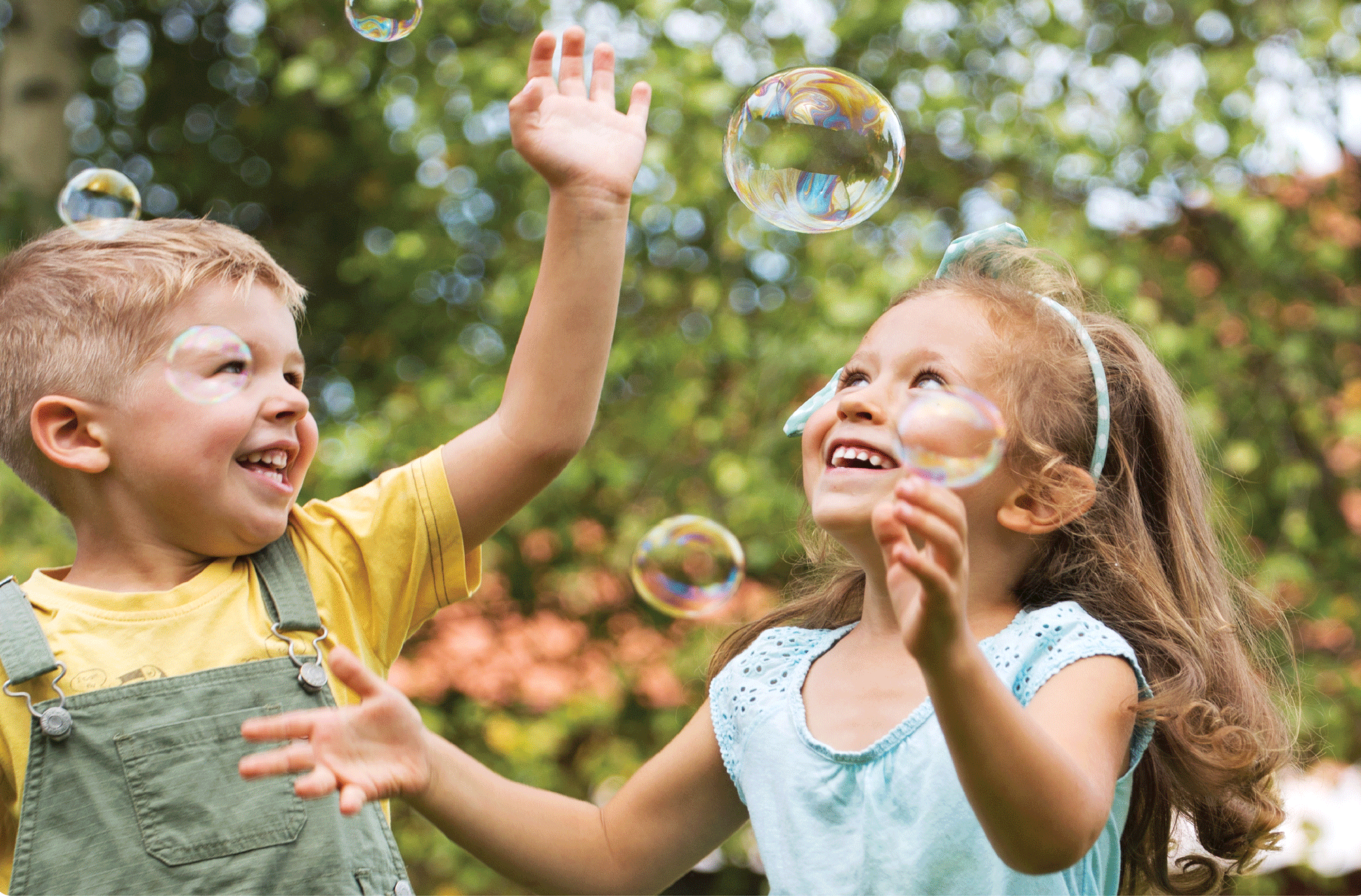 Первые радости год. Счастливый ребенок. Дети и мыльные пузыри. Дети радуются. С днем защиты детей.