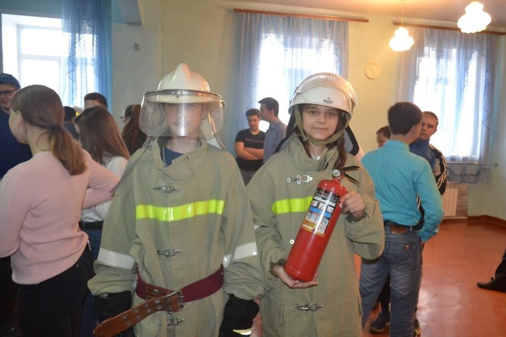 Проведение учений по пожарной безопасности. Пожарные в школе. Пожарная безопасность в школе. Урок по пожарной безопасности в школе. Пожарник в школе.