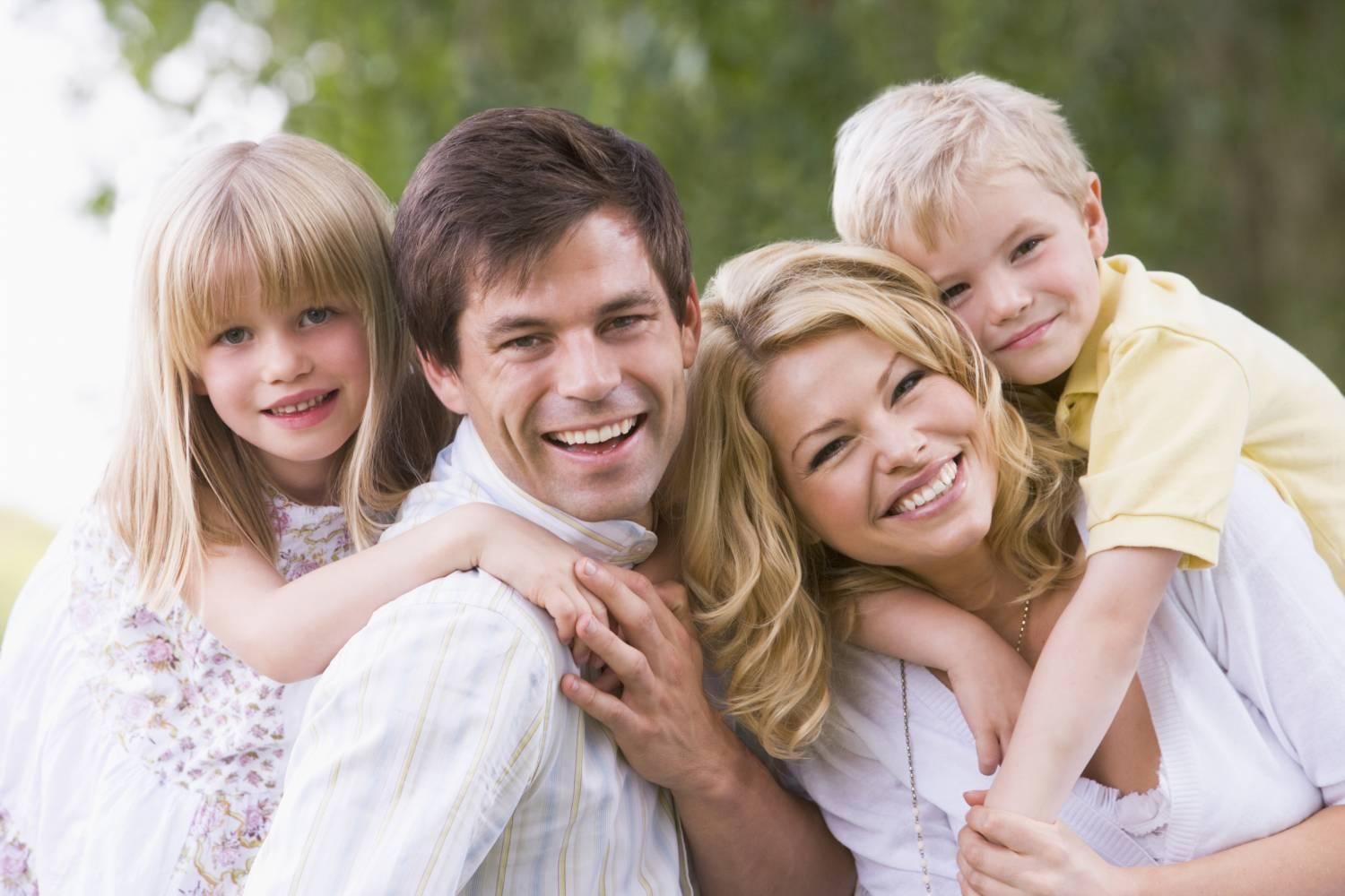 Сайт быть родителем. Фотография семьи. Современная семья. Счастливая семья. Родители и дети.