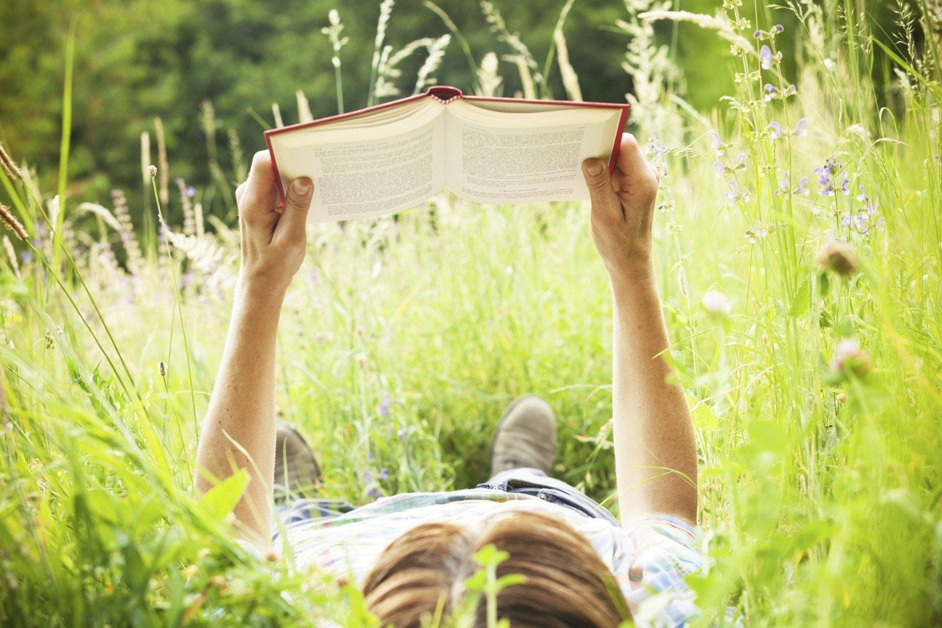Настроение читать книгу. Лето с книгой. Книга природа. Книга летом. Книга на траве.