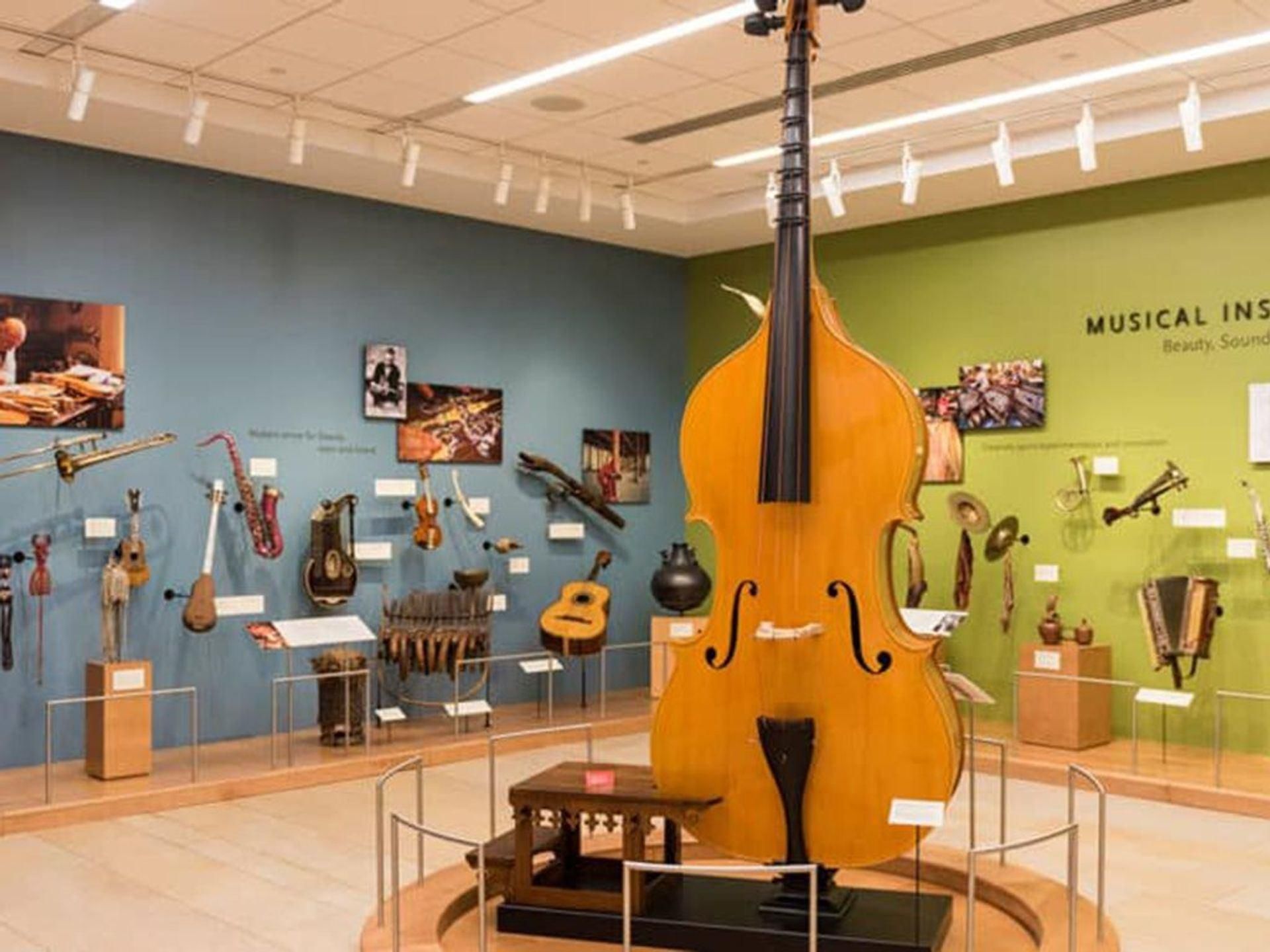 Music museums. Музей музыкальных инструментов Брюссель. Музей музыкальных инструментов в Лондоне. Musical instrument Museum Phoenix Леннон. Национальный музей музыкальных инструментов в Риме.