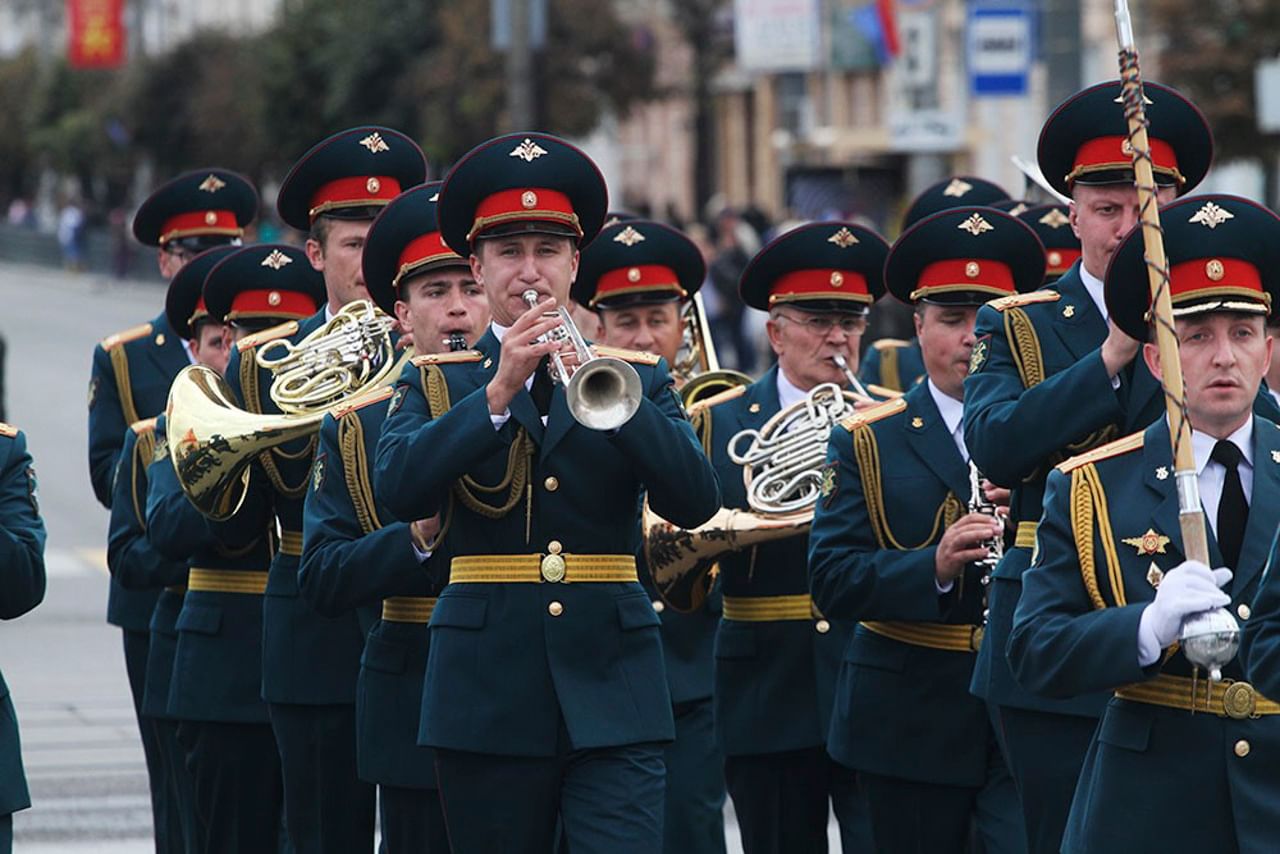 В исполнении военного оркестра. Военный оркестр. Военный оркестр на параде. Духовой оркестр. Военно духовой оркестр.