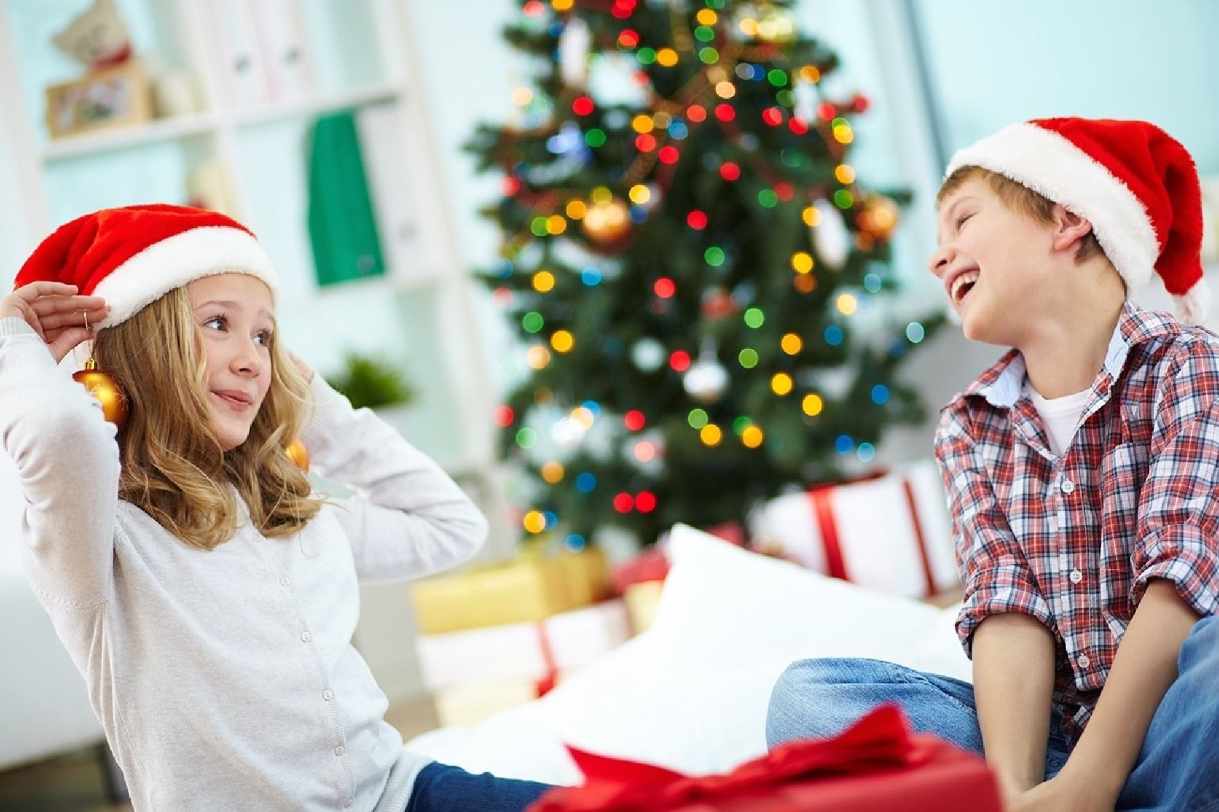 Christmas kids. Новый год дети. Счастливые дети новый год. Новогодний праздник для детей. Радостный ребенок новый год.