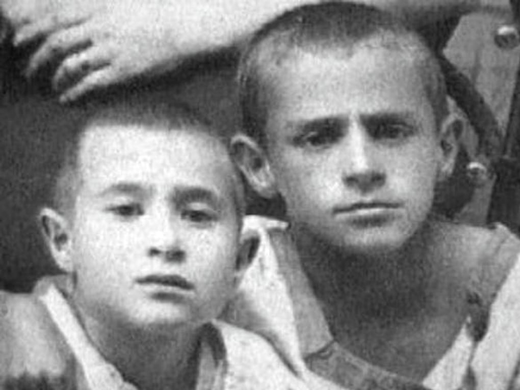 Зиновий Гердт (справа) в детстве с братом Борисом. 1926. Себеж, Псковская область. Фотография: biografii.net