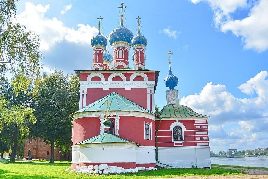 Церковь царевича. Церковь Димитрия в Угличе. Церковь царевича Димитрия Углич. Углич храм Дмитрия на крови. Углич храм царевича Димитрия на крови.