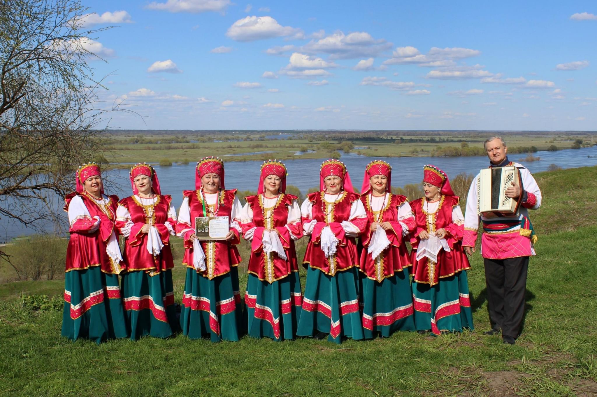 Ансамбль красная горка песни. Красная горка Рязань. Россияночка. Красная горка в 2024 в Константиново фото.