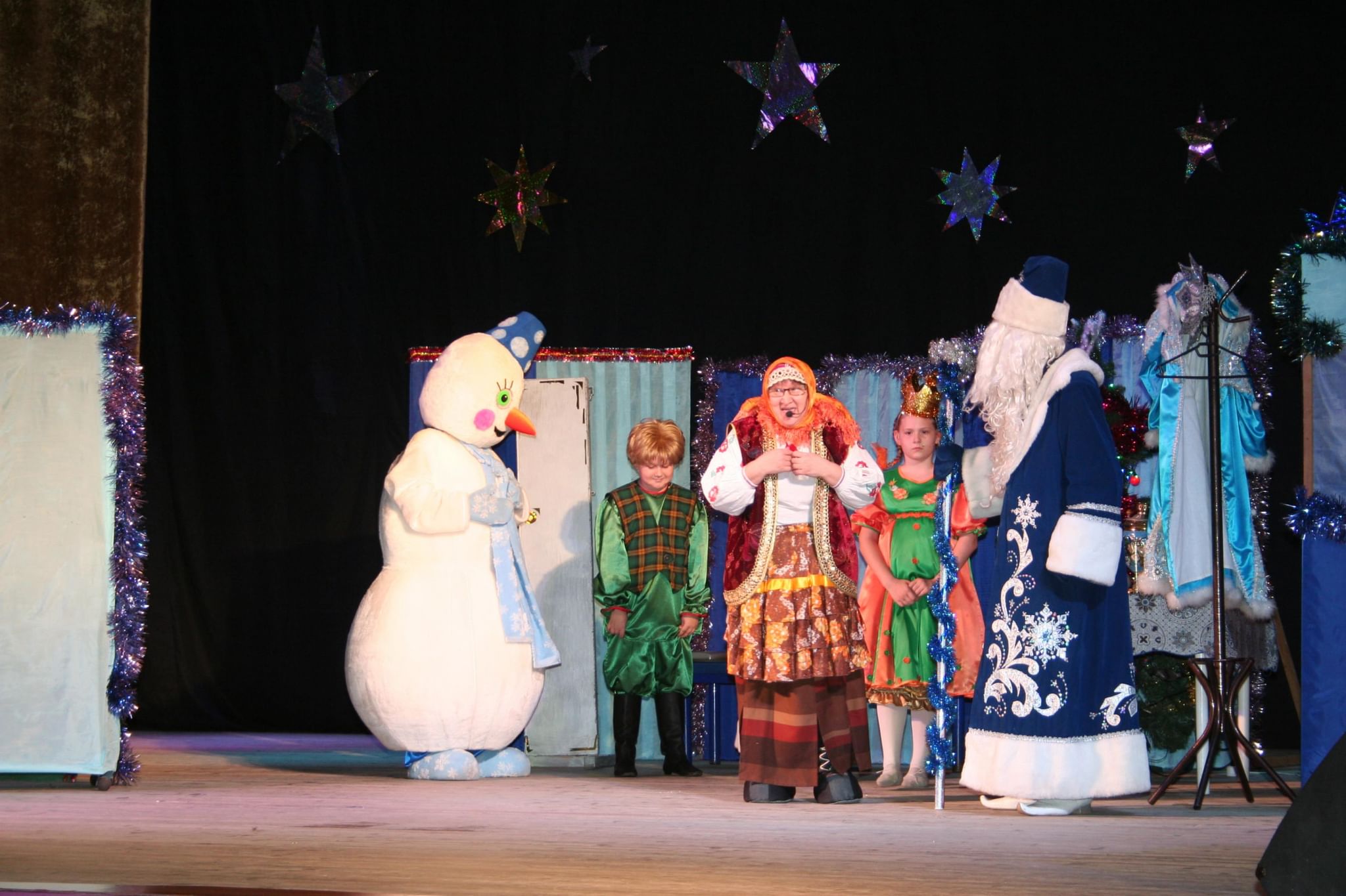 Театрализованные концертные сценарии. Театрализованный концерт. Снеговик помощник Деда Мороза.