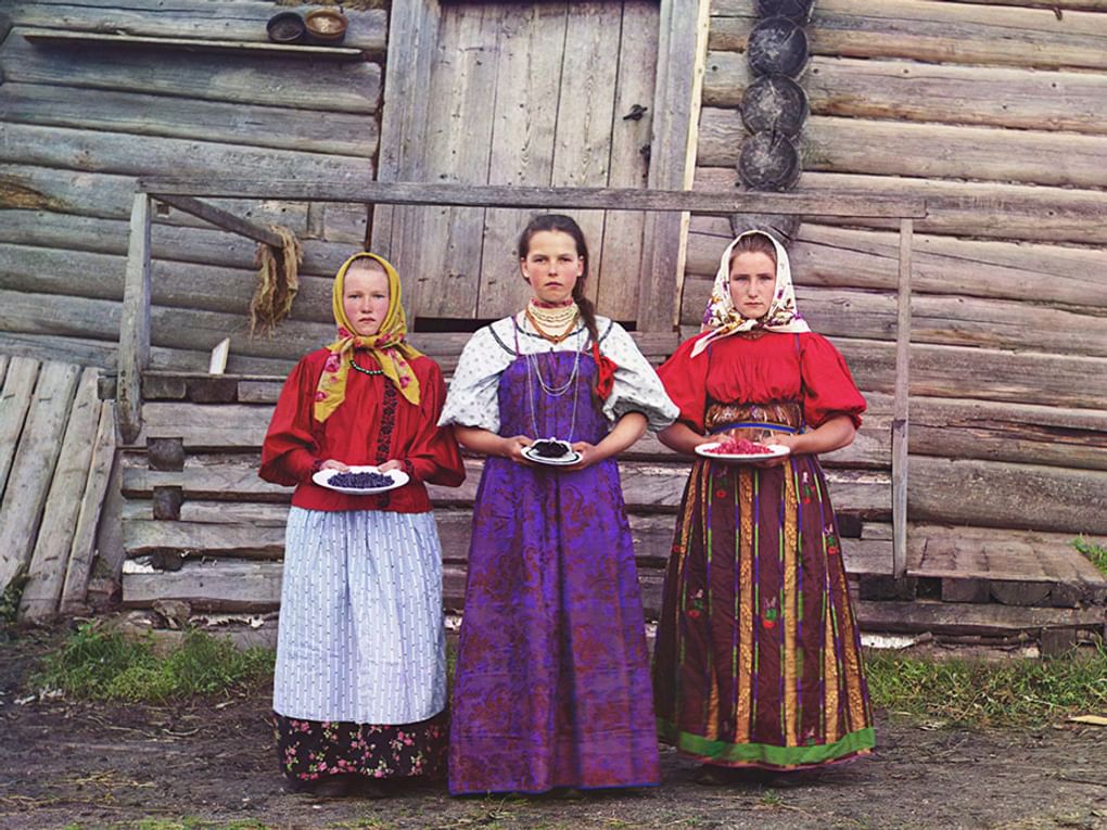 Крестьянские девушки. Нижняя Топорня, Вологодская область, 1909 год. Фотография: Сергей Прокудин-Горский / Библиотека Конгресса США, Вашингтон, США / <a href="http://www.prokudin-gorskiy.ru/" target="_blank">prokudin-gorskiy.ru</a>