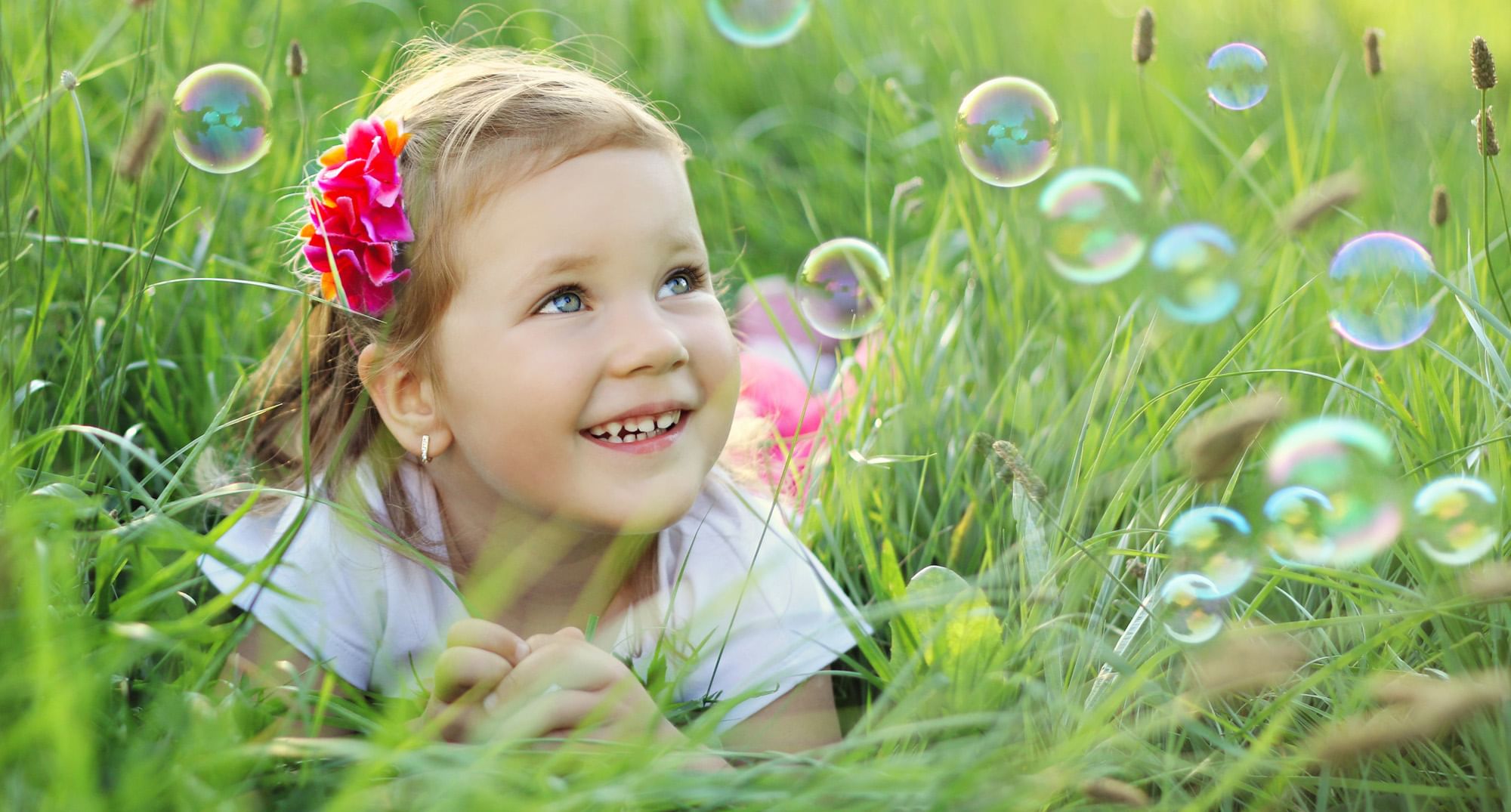 Ребенок мыльные пузыри на траве