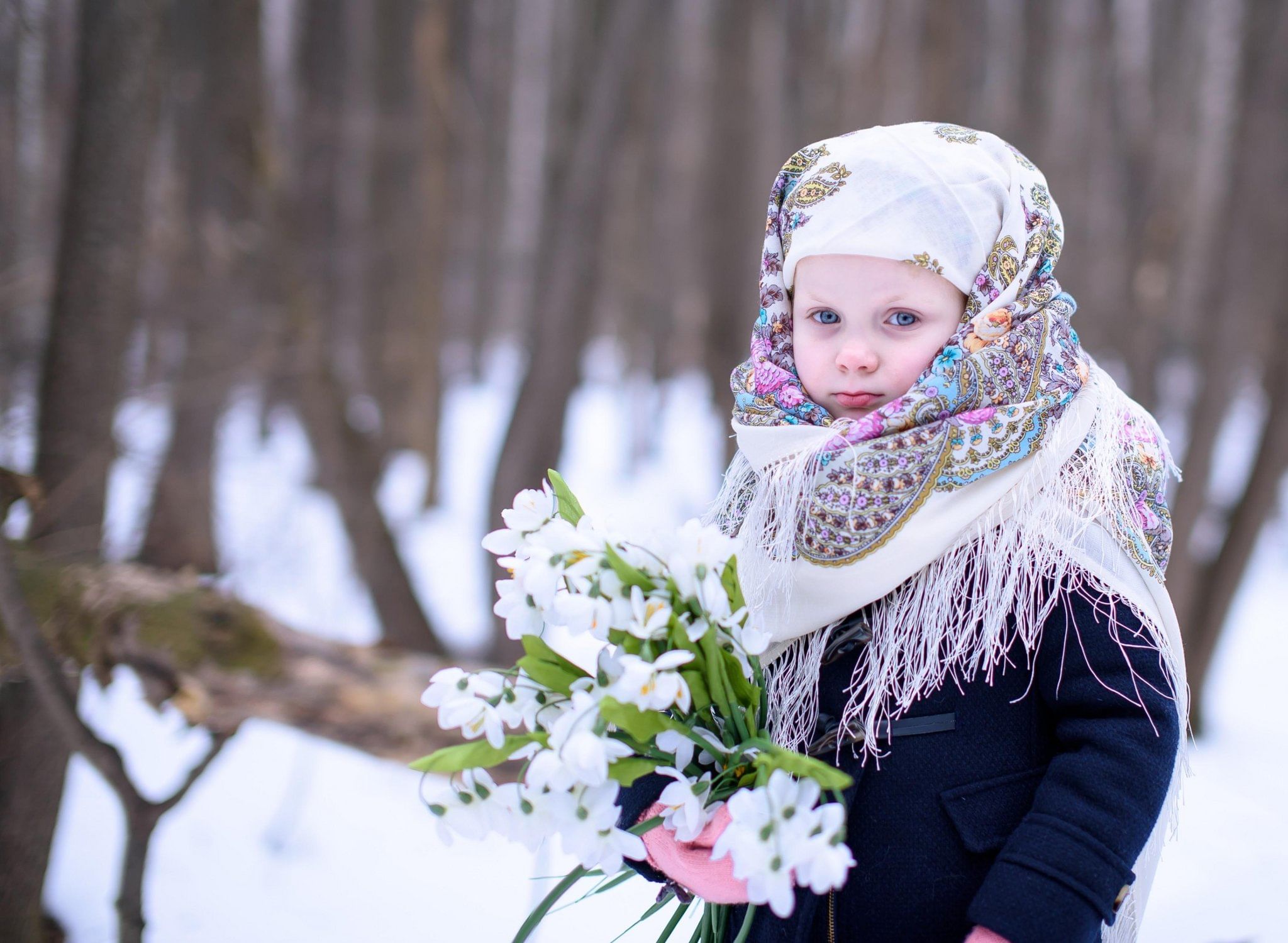 Девушка с подснежниками