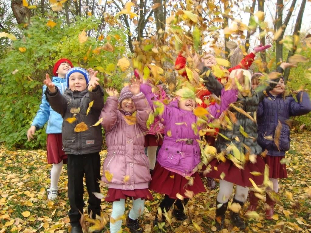 На прогулки и в гости. Экскурсия с детьми в осенний лес. Экскурсия осенью с детьми. Дети на прогулке осенью. Осенняя экскурсия в природу.