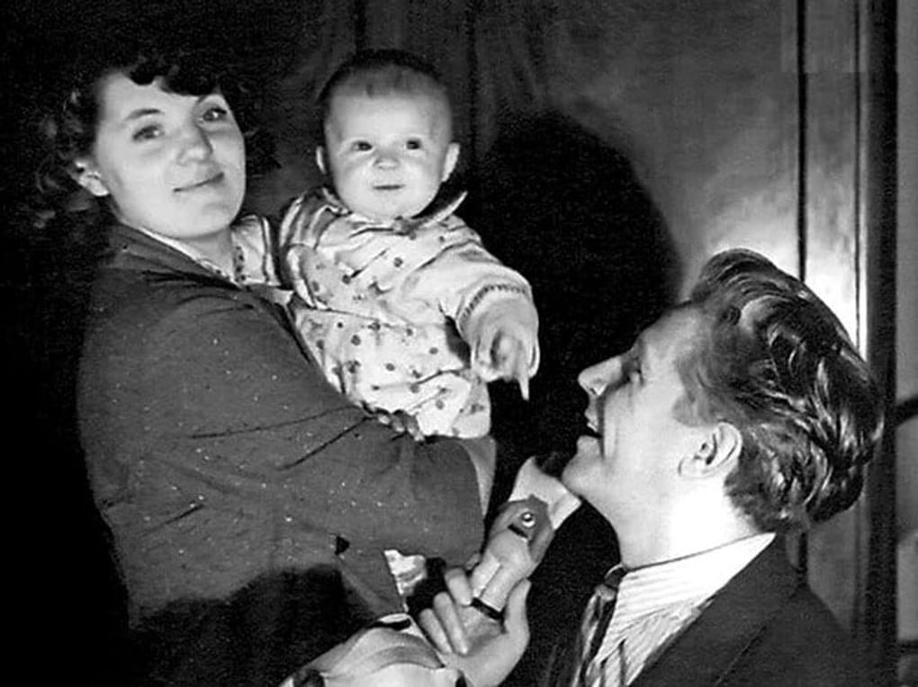 Игорь Владимиров с первой женой актрисой Зинаидой Шарко и сыном Иваном. Фотография: 24smi.org