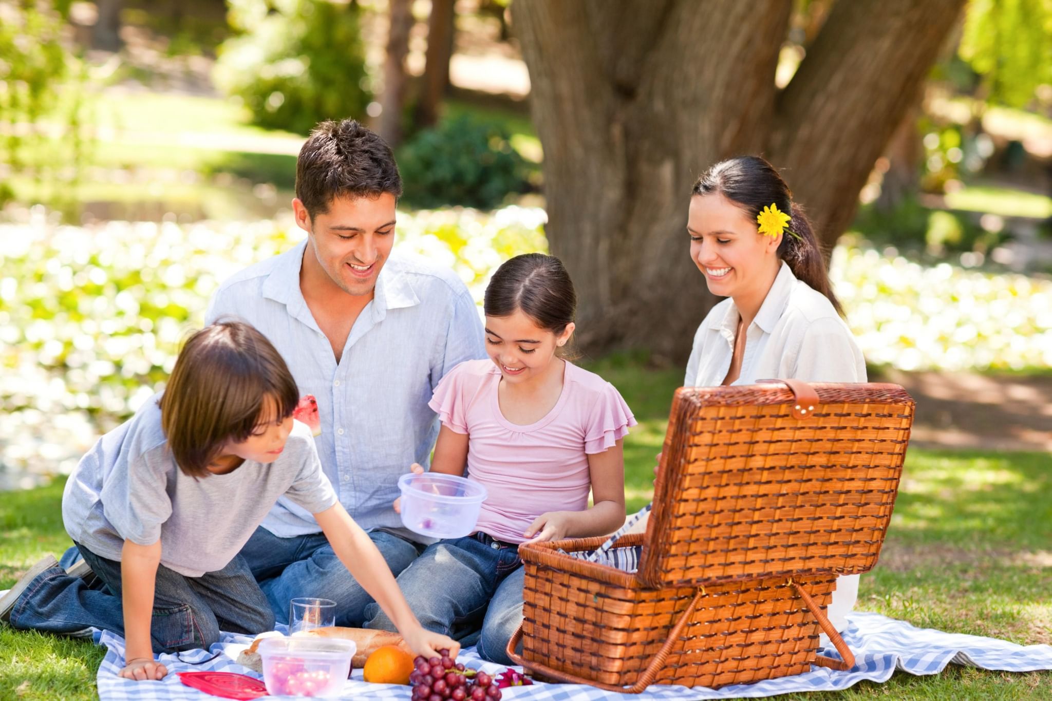 Почему важно родителям проводить время вместе. Семья на пикнике. Пикник на природе. Пикник с семьей на природе. Фотосессия пикник семья.