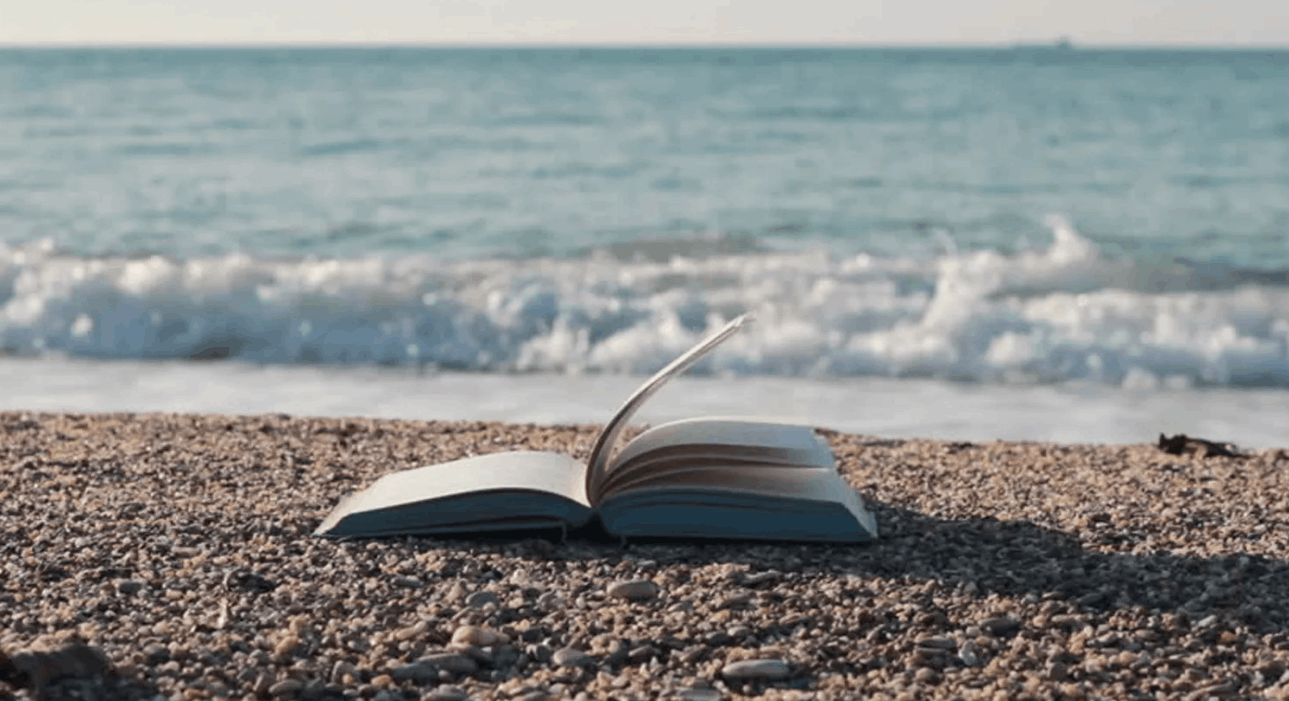 Книга на фоне моря