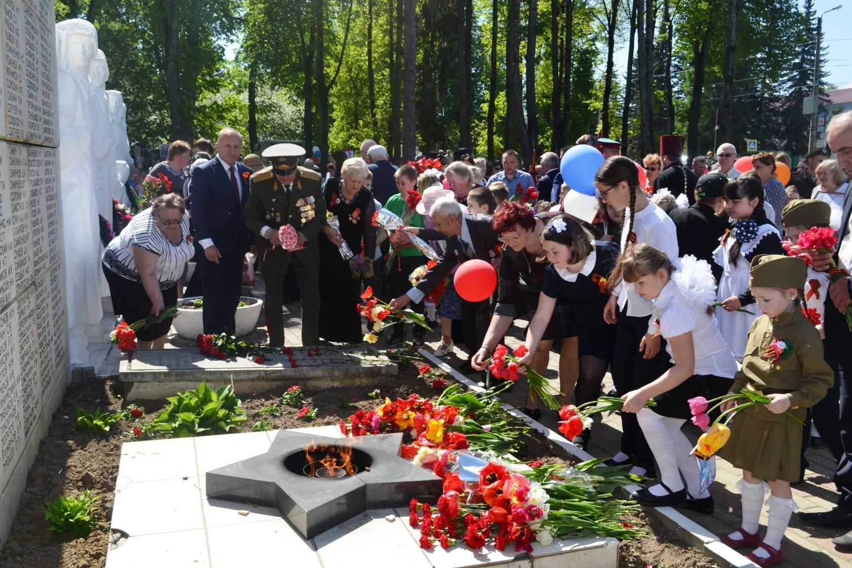 Думиничи калужская область. Думиничи дом культуры. Думиничи в годы войны. Памятники п.Думиничи. День освобождения Думиничского района.